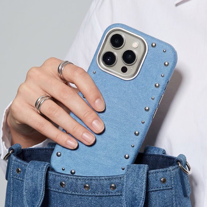 Detalle del acabado vaquero de la funda Denim MagBattery para iPhone 14 Pro
